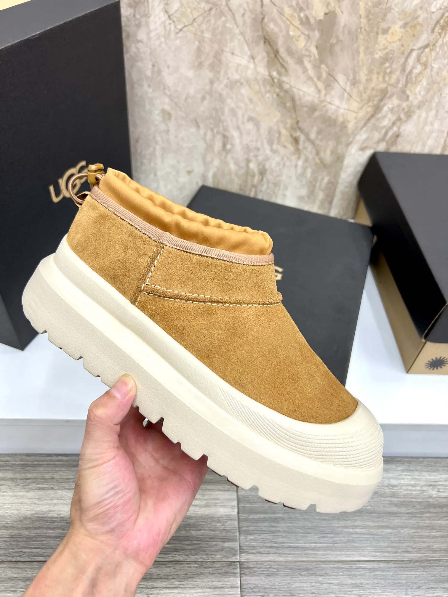 Men's men's shoes💰: 540💰couples style👫 UGG Tasman Weather Hybrid one-second snow boots👢 Wang Yibo's same 👏 classic Tasman shoe is designed with environmentally friendly waterproof and snowproof material, which is both fashionable and functional. At the same time, it is paired with the new UGG Keen furry color-blocked jacket. Bright orange and maroon collide to create a new light outdoor style and open up a new travel experience in early autumn! Using the best materials, the 17mm fur-integrated surface is warmer and more breathable, and the outsole is upgraded to a lightweight and wear-resistant light wing technology outsole! Size: Women’s size 35-40 / Men’s size 38–44 (45 customized) Official website color